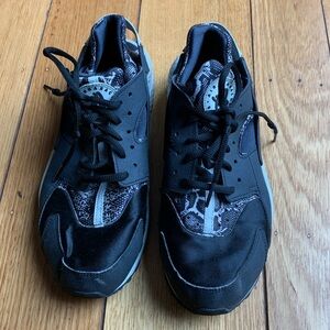 Nike air huarache athletic shoe size 9.5 black&white great tread remaining